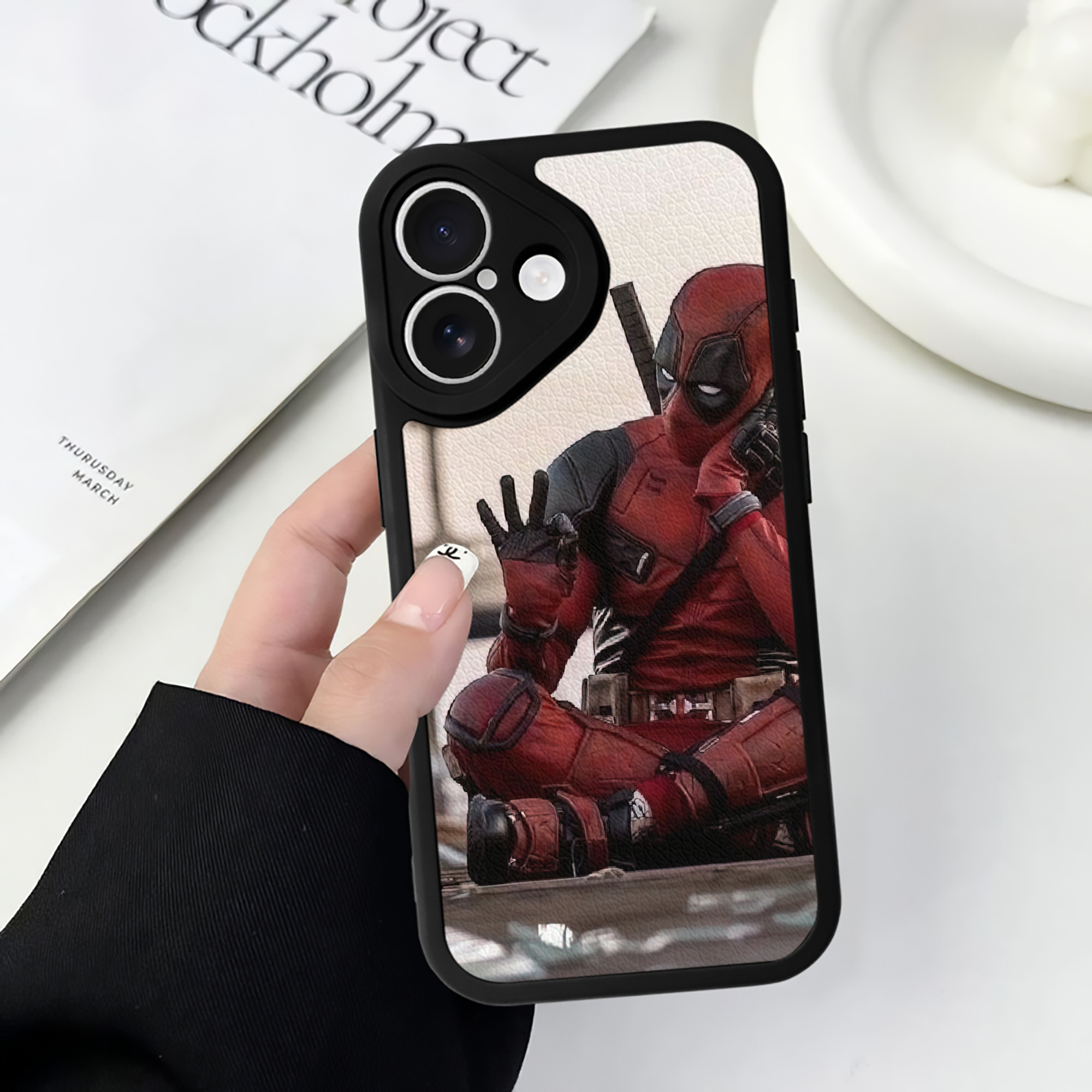 （画像用） Deadpool デッドプール 【iPhone 16シリーズ対応】シリコンスマホケース（レザー調） 材質：シリコン